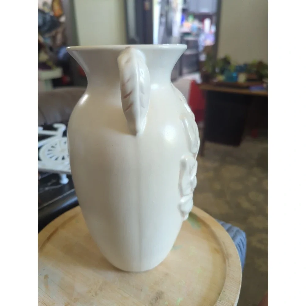 Vintage Red Wing Art Deco Ivory 3D Me Magnolia Flower Pottery Vase